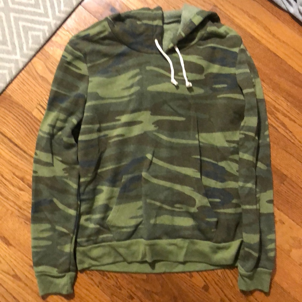Never worn before camo sweatshirt. Size XL